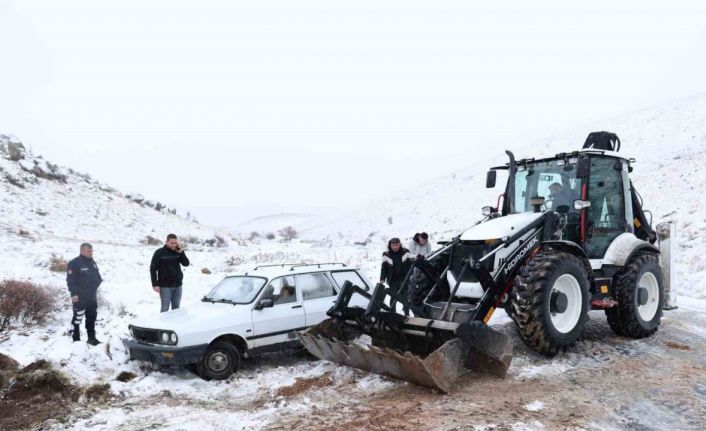 Bünyan’da kayarak şarampole düşen araç kurtarıldı