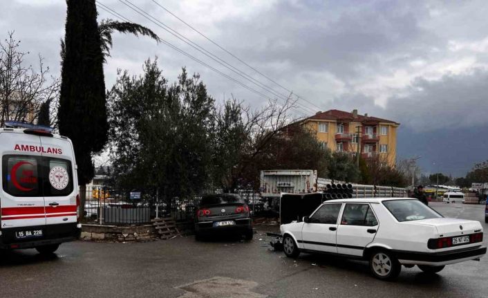 Burdur’da ehliyetsiz genç kaza yaptı: 1 yaralı