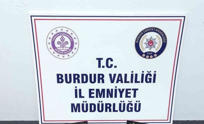 Burdur’da minibüste üzerinden uyuşturucu ile yakalanan şüpheli tutuklandı