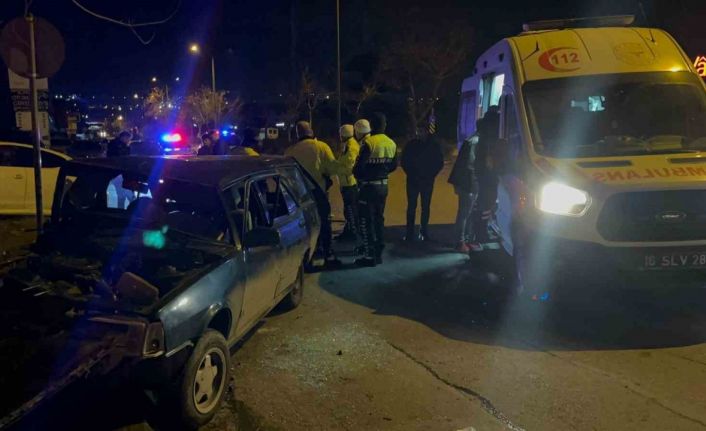 Bursa’da 2 araç kafa kafaya çarpıştı: Sıkışan sürücü yaralandı