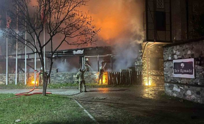 Bursa’da 2 katlı otelin çatısında yangın: Alevler geceyi aydınlattı