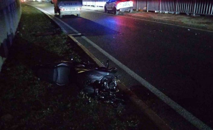 Bursa’da direğe çarpan motosiklet ikiye bölündü: 1 yaralı