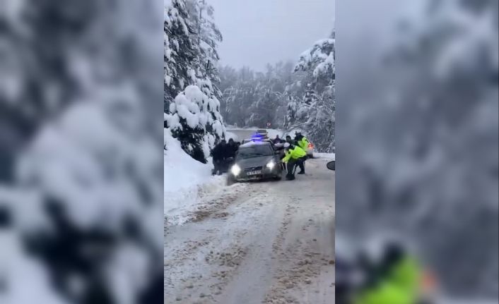 Bursa’da karlı yolda vatandaşlar mahsur kaldı