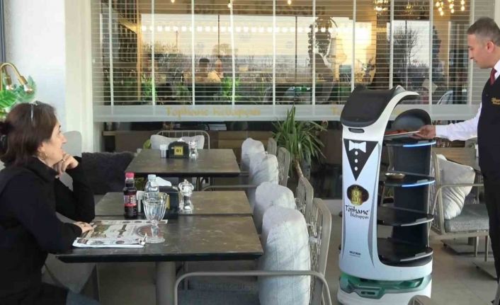 Bursa’da kebap salonunda garson robotlar çalışıyor