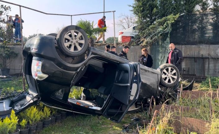 Bursa’da kontrolden çıkan araç çiçek bahçesine uçtu : 2 yaralı