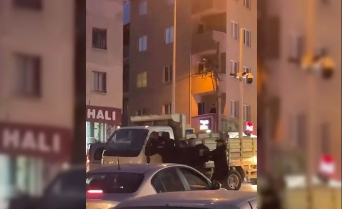 Bursa’da yol verme kavgasında trafik durdu, yumruklar havada uçuştu