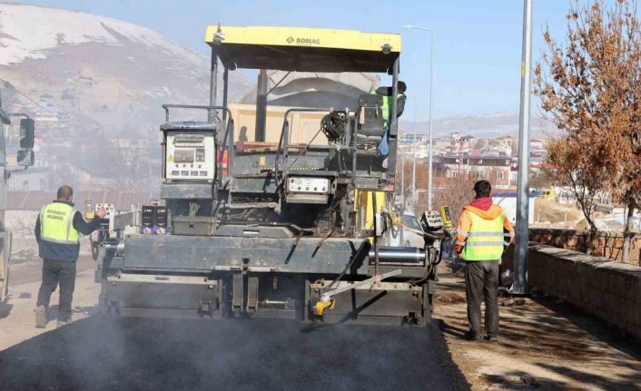 Büyükşehir ve Talas’tan Kepez’e sıcak asfalt