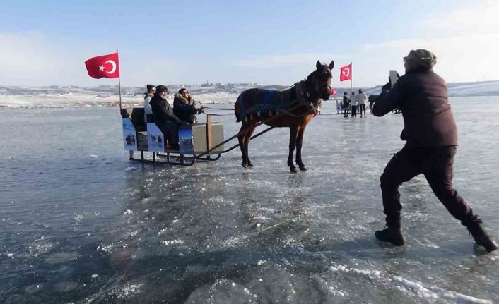 Buz tutan Kars Çıldır Gölü’ne yoğun ilgi