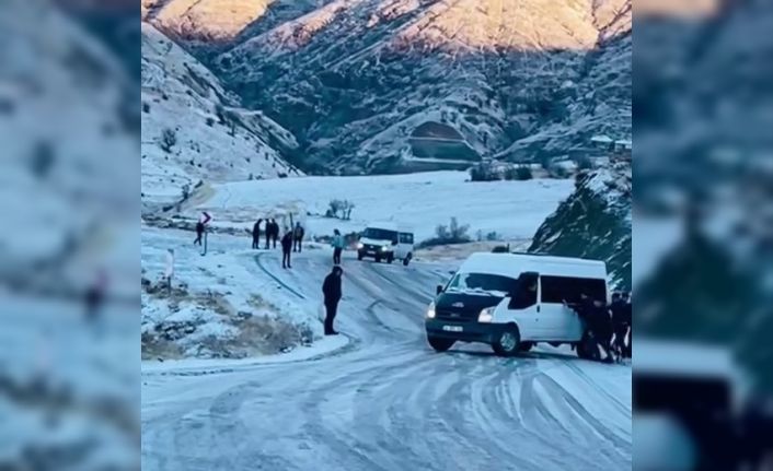 Buzlanan yollar sürücülere zor anlar yaşattı