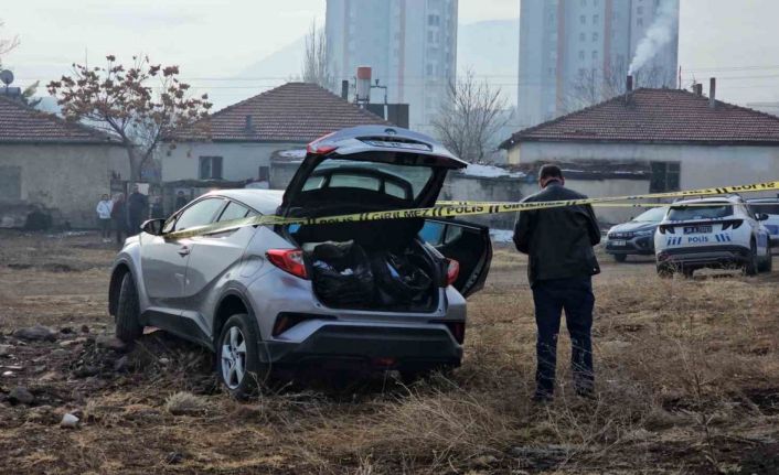 Çalıntı plakalı araçla polisin ’dur’ ihtarına uymayan şüpheliler yakalandı