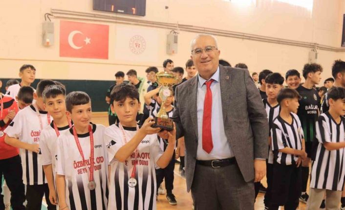 Çameli futsal turnuvasında şampiyonlar belirlendi