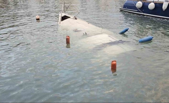 Çanakkale’de fırtınada bir tekne battı