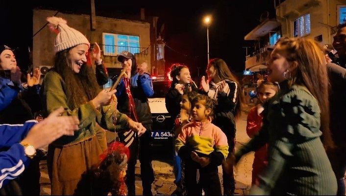 Çanakkale’de polislerden çocuklara yeni yıl sürprizi