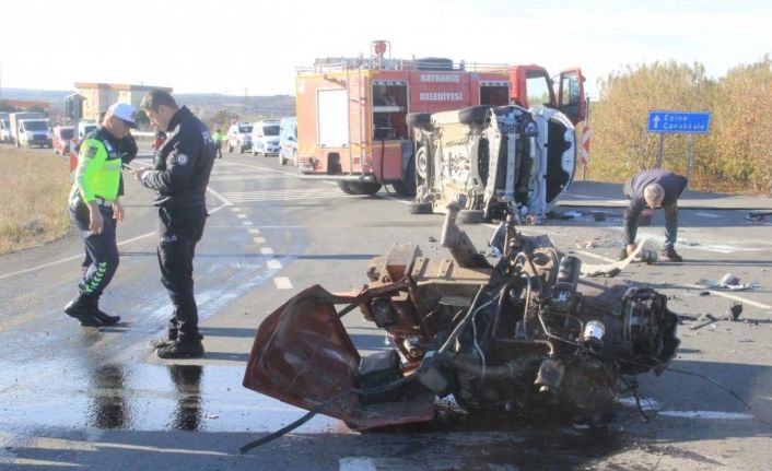 Çanakkale’de traktörün ikiye bölündüğü trafik kazasında 2 kişi yaralandı