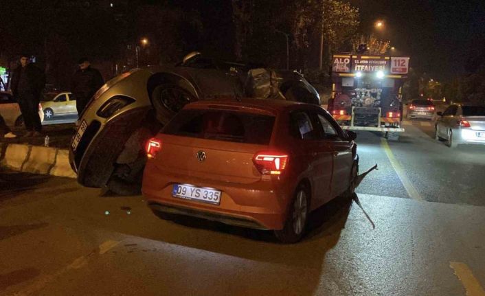 Çarpışan otomobiller üst üste bindi: 2 yaralı