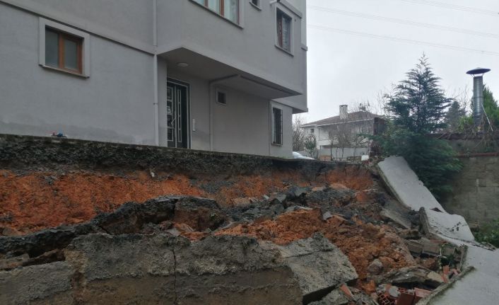 Çekmeköy’de istinat duvarı çöktü: Otomobil zarar gördü