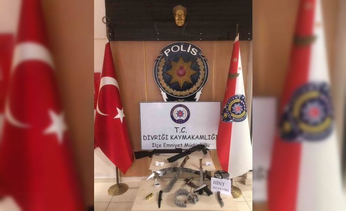 Cephaneliği andıran evde çok sayıda silah ele geçirildi