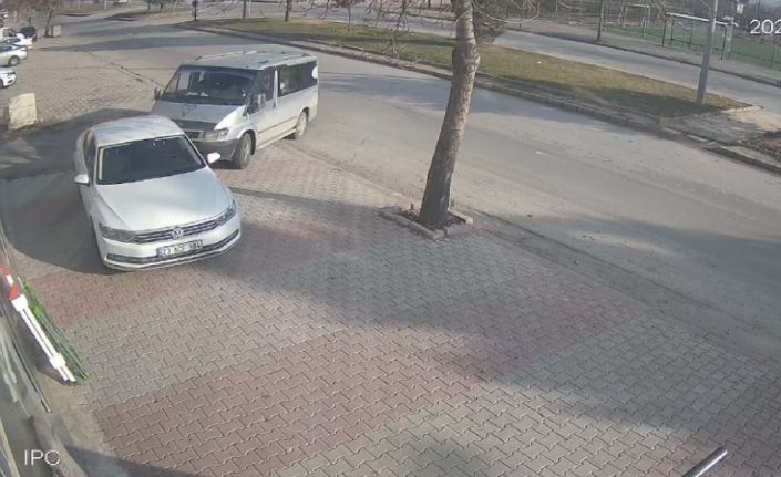 Çocuk sürücü park halindeki otomobile çarptı: O anlar kamerada