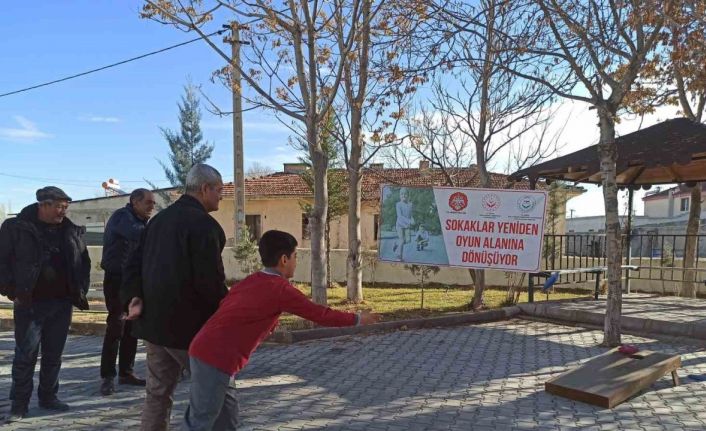 Çocuklar geleneksel sokak oyunları ile eğlendi