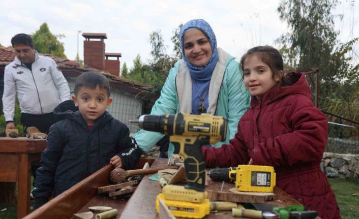 Çocuklar, hayallerindeki arabaları marangozluk atölyesinde aileleriyle birlikte yaptılar