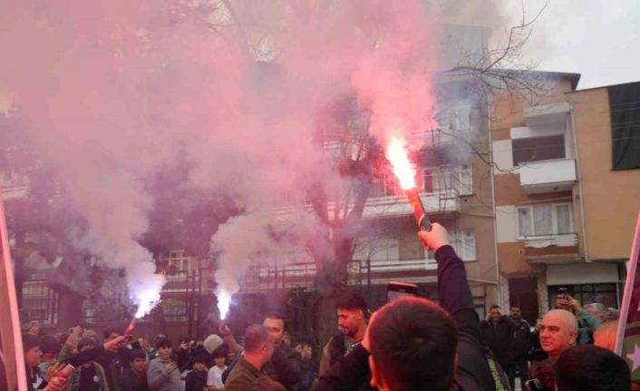 Çocuklar, Kocaelispor’un oyuncularını meşalelerle karşıladı