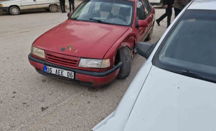 Çorum’da iki otomobilin çarpıştığı kaza güvenlik kamerasında