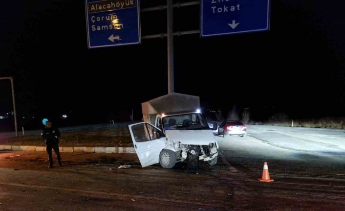 Çorum’da kamyonet ile otomobil çarpıştı: 6 yaralı