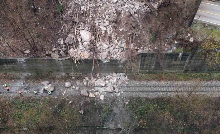 Dağdan kopan kayalar demiryolunu kapattı, faciadan dönüldü