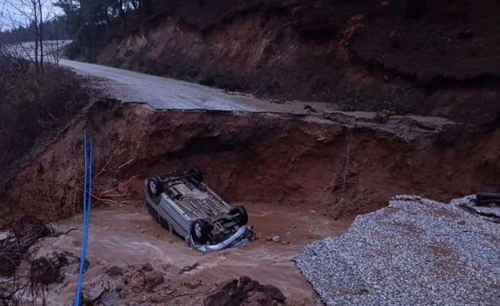 Dağlık alanda yol çöktü, otomobil içine düştü