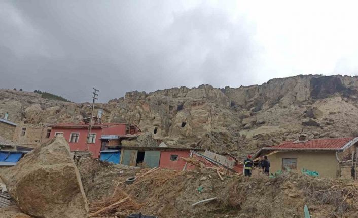 Dağlık alandan kopan kaya parçası ahırın üzerine düştü