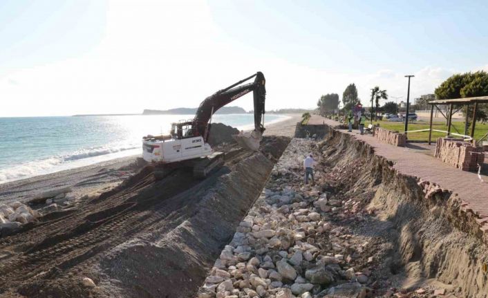 Demre Kömürlük Sahili’ne 450 metre uzunluğunda duvar