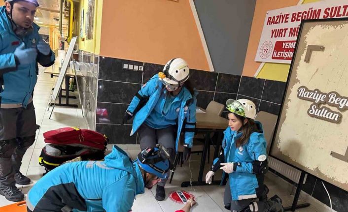 Deprem tatbikatı gerçeğini aratmadı