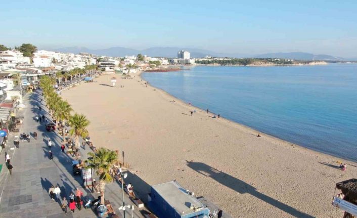 Didim’de Aralık güneşi Altınkum Sahili’ni canlandırdı