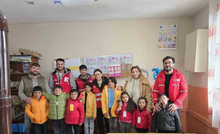 Diyadin Kızılay Şubesi yöneticileri köy ziyaretlerine devam ediyor