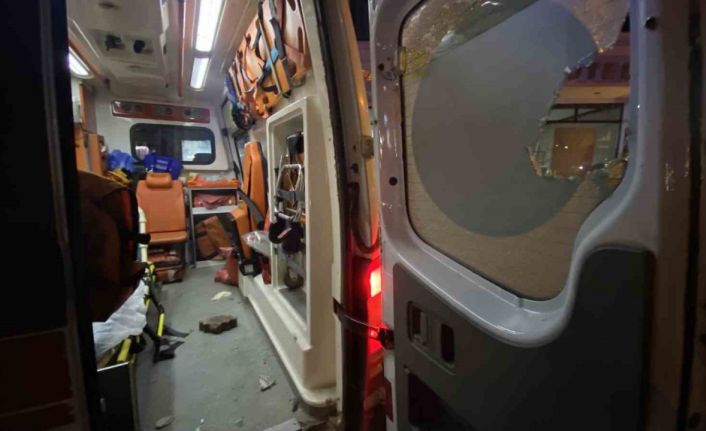 Diyarbakır’da hasta taşıyan ambulansa taşlı saldırı