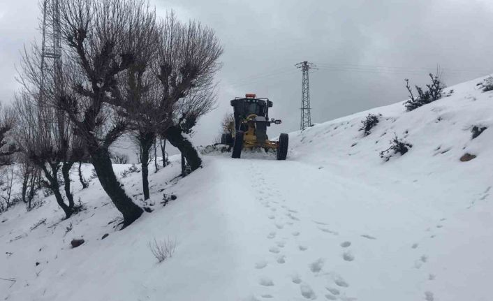 Diyarbakır’da kardan kapanan 300 kilometrelik yol ulaşıma açıldı