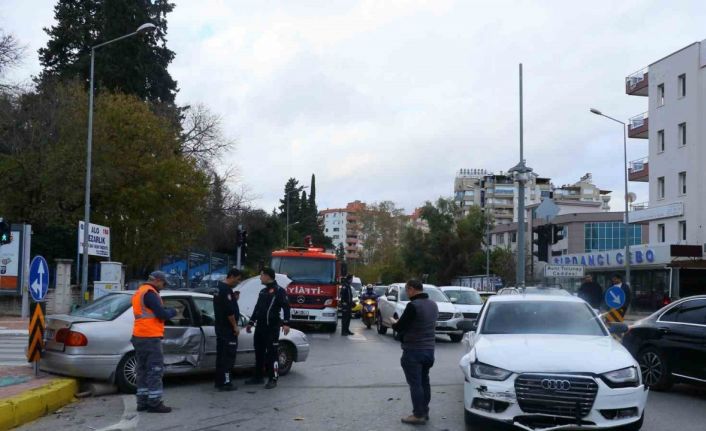 ’Dönülmez’ tabelasını dikkate almadı, kaza yaptı: 1 yaralı