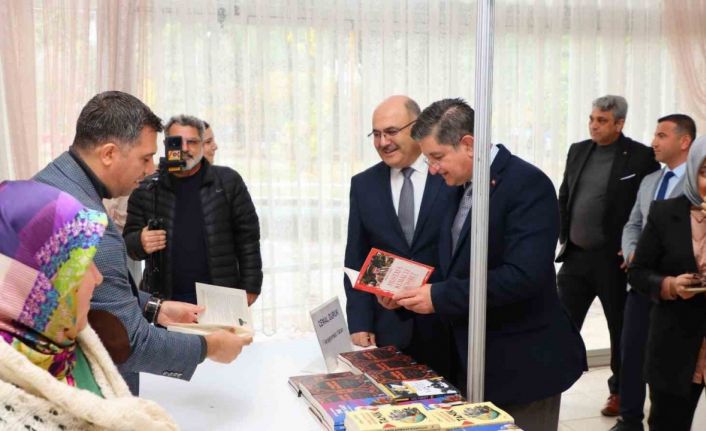 Dörtyol’da kitap fuarı açıldı