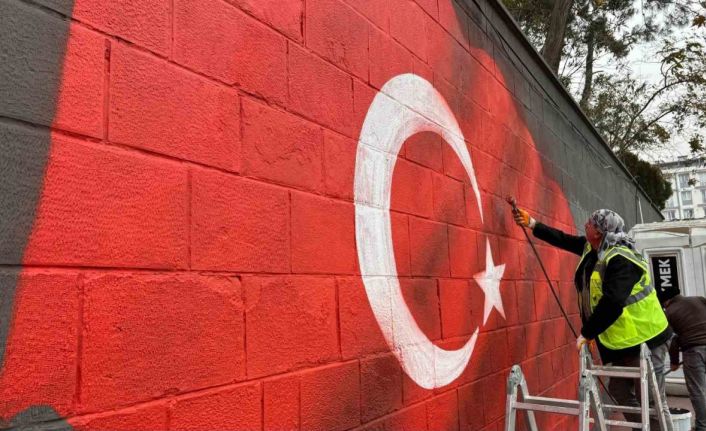 Dulkadiroğlu Belediyesi’nden duvar yazıları yerine Türk Bayrağı