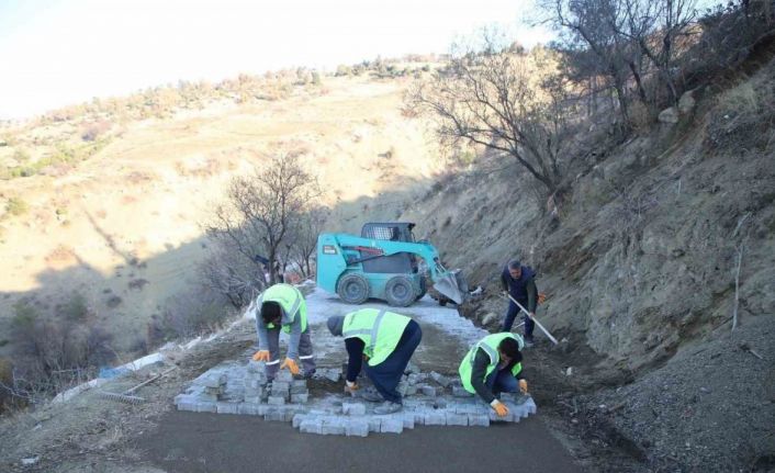 Dulkadiroğlu Belediyesi’nden kırsal mahallelere kilit parke hizmeti