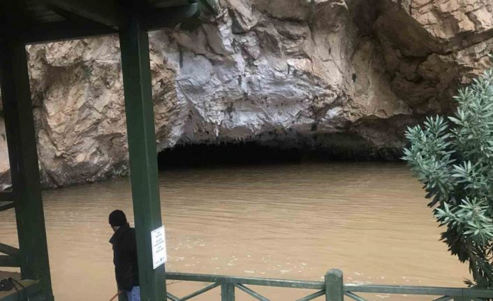 Dünyaca ünlü Altınbeşik Mağarası taştı, kuruyan Üzümdere Irmağı suya kavuştu