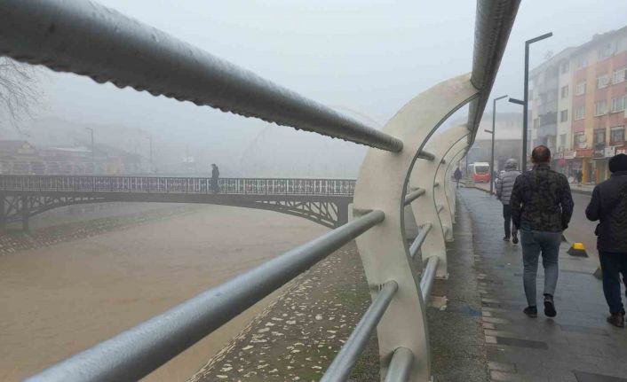 Düzce’de sabah saatlerinde sis etkili oldu