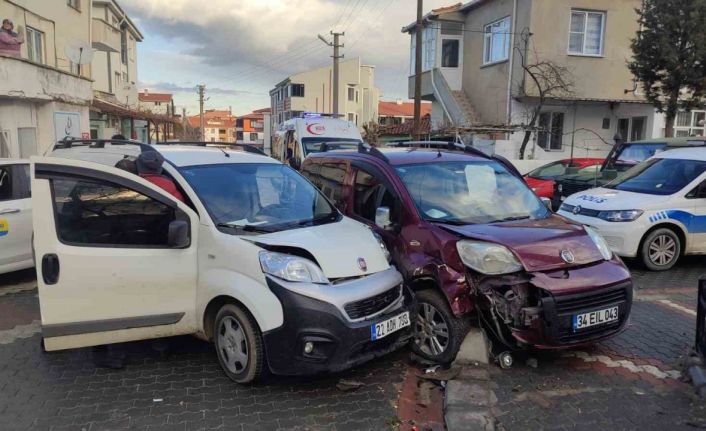 Edirne’de iki hafif ticari araç çarpıştı: Baba ve oğlu yaralandı