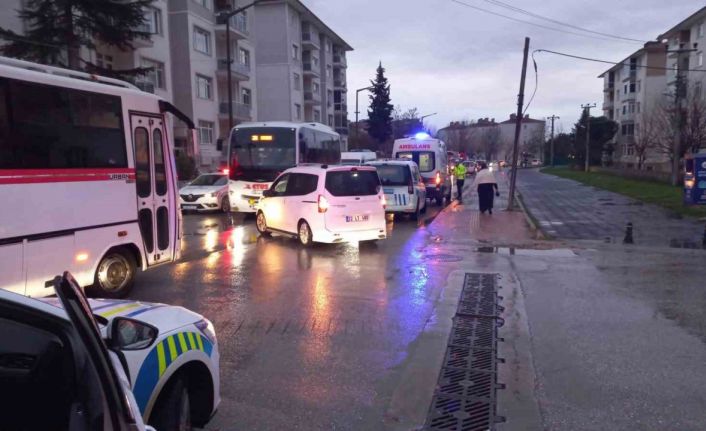 Edirne’de sabah saatlerinde etkili olan sağanak yağış beraberinde kazaları getirdi