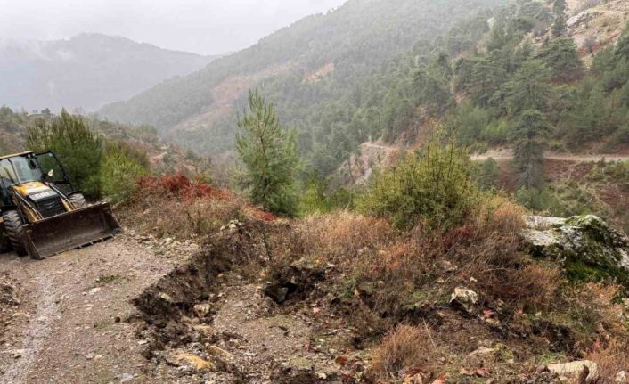 Efeler Belediyesi ekiplerinden kapanan yollara hızlı müdahale