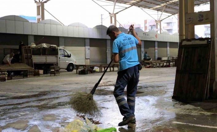 Efeler’de temizlik çalışmaları sürüyor