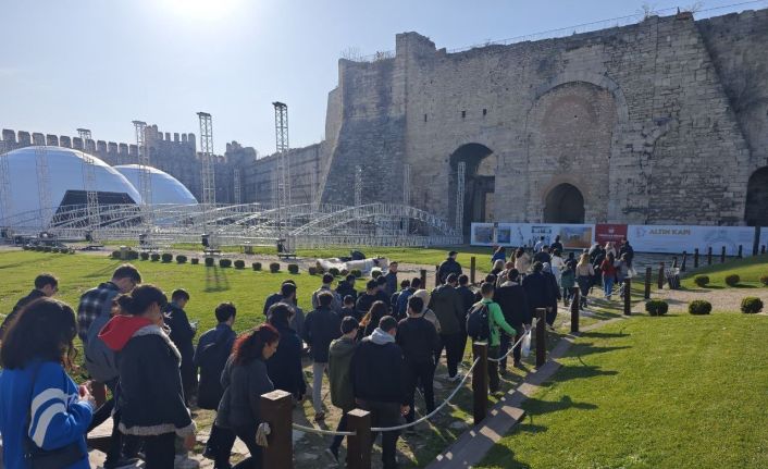 Efsaneleriyle ünlü Yedikule Hisarı’nda rehberli gündüz turları devam ediyor