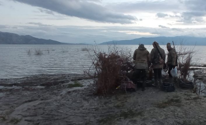 Eğirdir Gölü’nde belgesiz avlanan 2 avcıya ceza