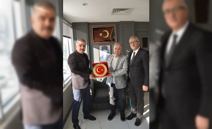 Eğitime katkı sunan işadamlarına teşekkür plaketi