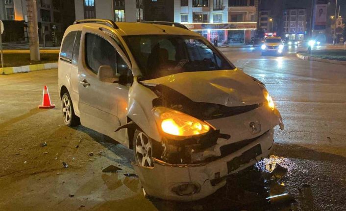 Elazığ’da hafif ticari araç polis aracı ile çarpıştı: 4 yaralı